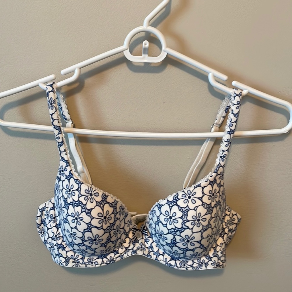 Victoria’s Secret lined Demi 34B bra